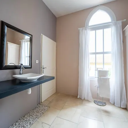 66c3 Historic Chateau Picasso Private For 4 아파트 *