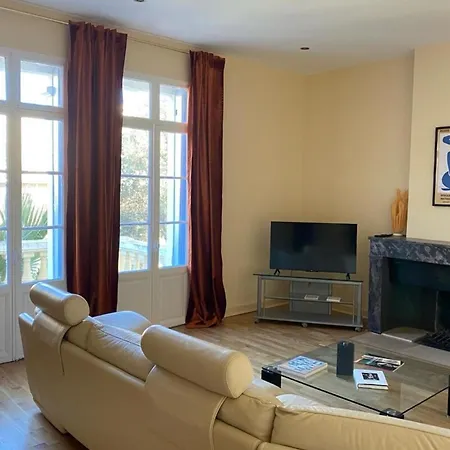 66c3 Historic Chateau Picasso Private For 4 아파트 *