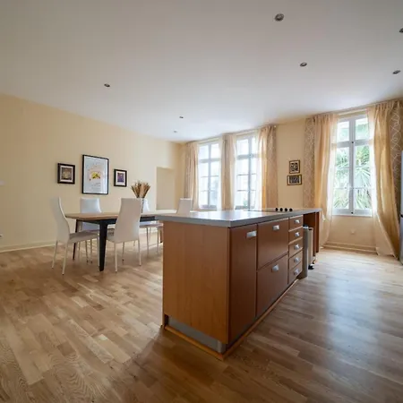 66c3 Historic Chateau Picasso Private For 4 아파트
