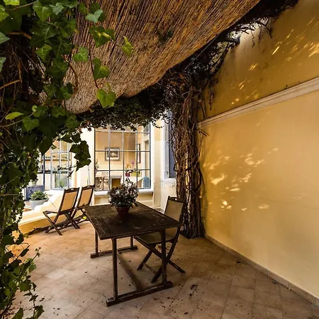 66c3 Historic Chateau Picasso Private For 4 아파트